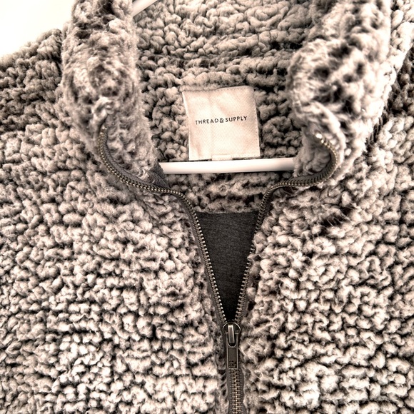 Thread & supply pullover - Picture 2 of 4